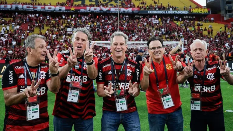 Cúpula do Flamengo fazendo o "22" com as mãos em Guayaquil