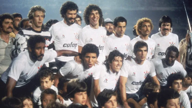 Jogadores que fizeram parte do movimento. Sócrates está no meio, ao lado de Casagrande