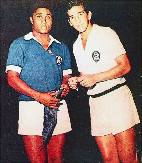 Ao lado do lendário craque português Eusébio (esquerda), Amoroso (direita), fez parte do épico jogo entre Remo e Benfica-POR, no ano de 1968, no estádio Baenão.