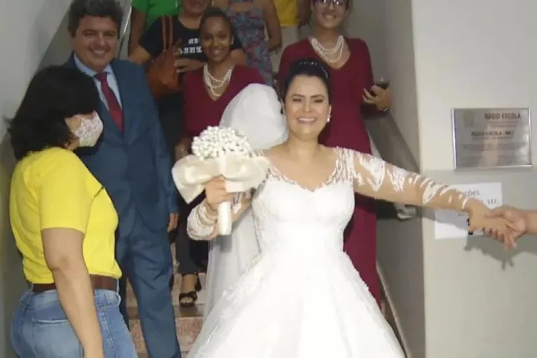 Mulher sai de sua festa de casamento e vota vestida de noiva