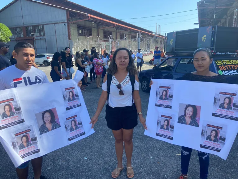 Mônica Seabra (a que está no centro da foto) e Parentes de vítimas desaparecidas