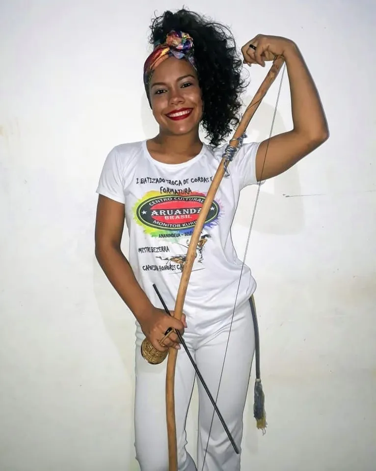 A professora de capoeira, Carla Baía.