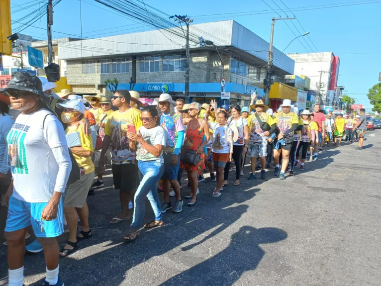 Romeiros caminham rezando de Castanhal a Belém