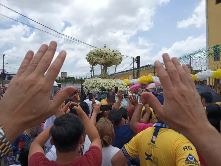 Procissão chega à Paróquia Arcanjo São Miguel, em Ananindeua.