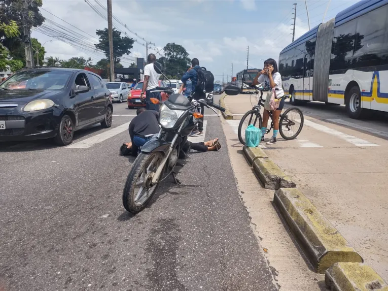 O trânsito ficou lento no trecho, enquanto a vítima aguardava socorro.