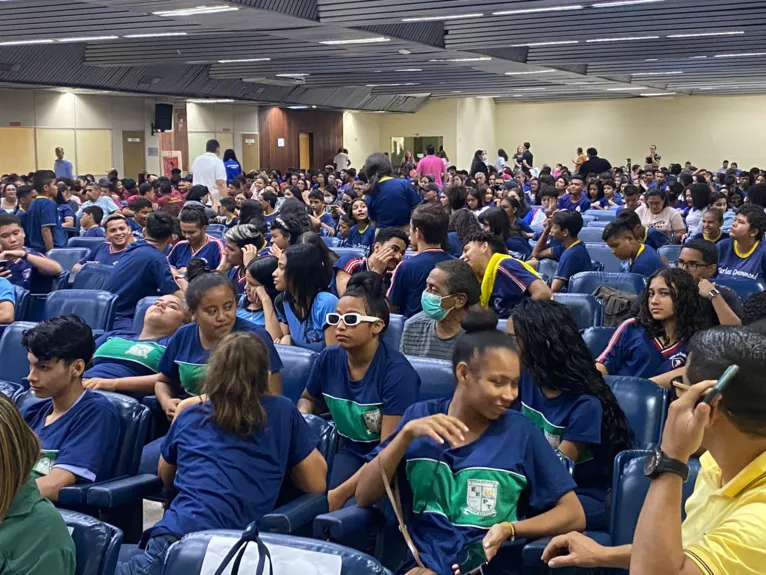 Dezenas de alunos participaram da cerimônia de entrega dos kits musicais, nesta quarta-feira (19).