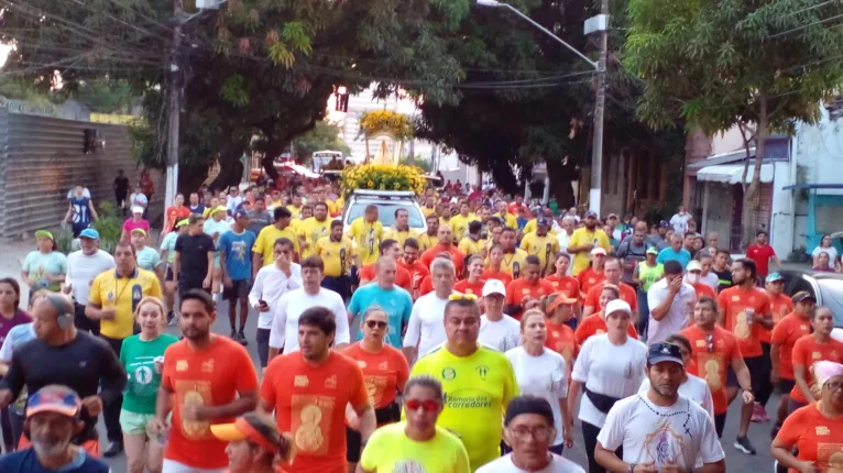 Fiéis lotam ruas de Belém durante a Romaria dos Corredores