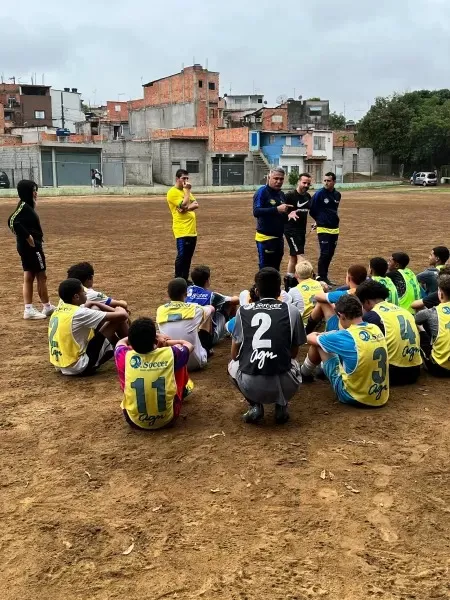 Luís Branco, scout do Sporting, em peneira de jovens brasileiros na periferia de São Paulo