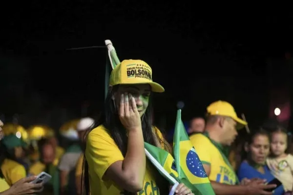 Vídeo: ajoelhados, bolsonaristas choram com vitória de Lula