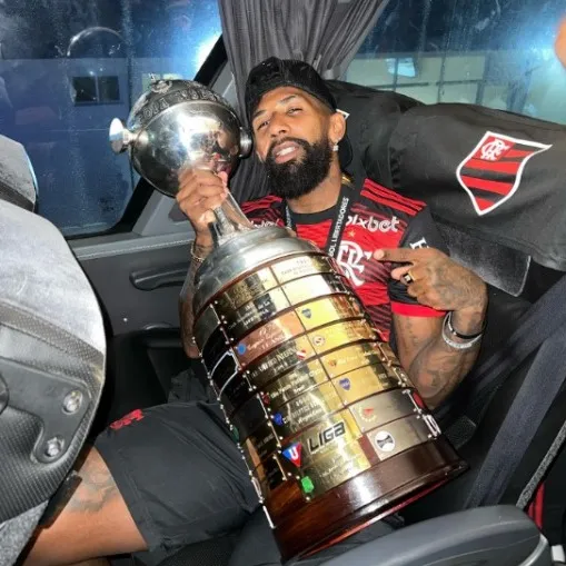 Lateral é atual campeão da Copa do Brasil e da Libertadores; Flamenguistas pedem a permanência