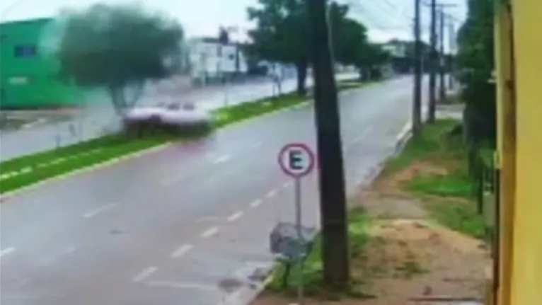 A colisão com a árvore foi violenta