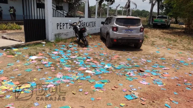 Santinhos de candidatos foram espalhados em frente a escola na aldeia