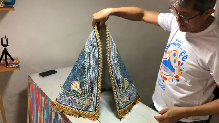 Fé e criação: artesão agradece Nazinha confeccionando mantos