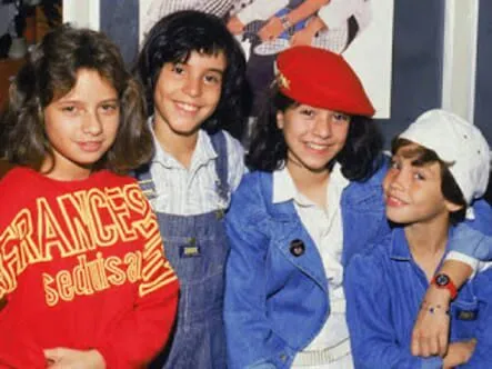 Patrícia Marx, de boina vermelha, ao lado dos colegas de grupo musical mirim.