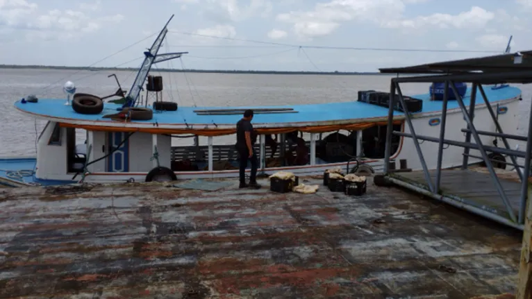 Barco Antônio Prestes I está apreendido no trapiche da Companhia Fluvial