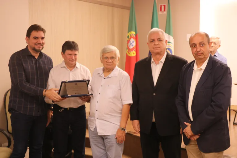 No centro, médico Benedito Pauxis foi um dos homenageados