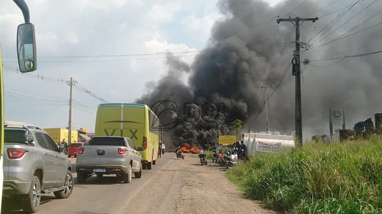 Rodovia está totalmente bloqueada