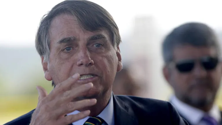 Auxiliares do presidente são a favor de que ele parta pra cima do presidente do TSE