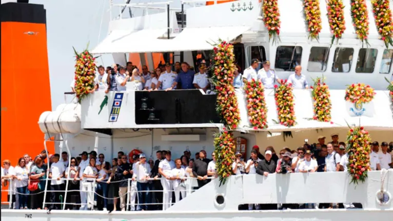 O presidente Jair Bolsonaro ficou em um andar superior do navio da Marinha.