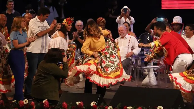 Em visita ao Pará, no 1º turno, o presidente acompanhou a esposa Janja dançar o carimbó no Theatro da Paz