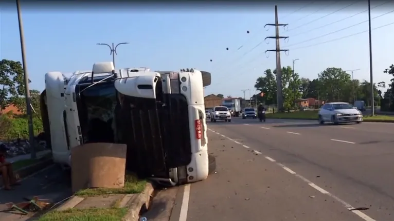 Carreta continua tombada na pista