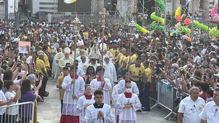 A procissão iniciou por volta de 8h e deve encerrar às 13h