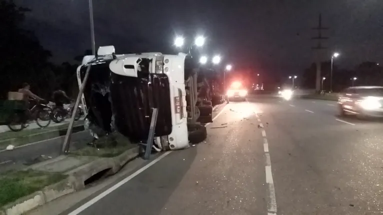 Até o início da noite, horas após o acidente, o veículo permanecia tombado no local