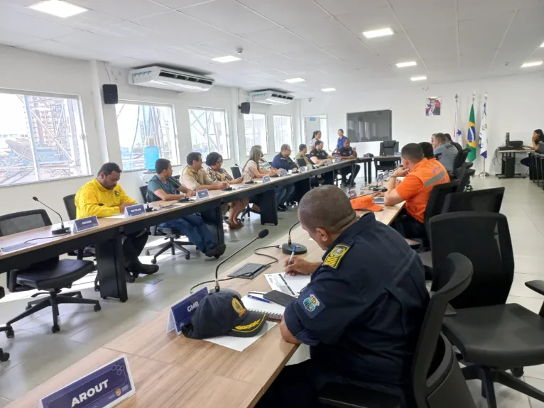 Reunião extraordinária no Centro Integrado de Comando e Controle.