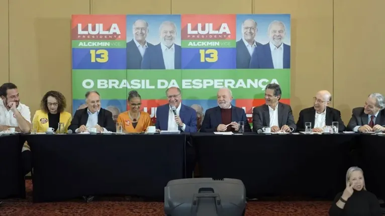 Na mesma mesa, os 8 ex-candidatos à Presidência que apoiam Lula no 1º turno.