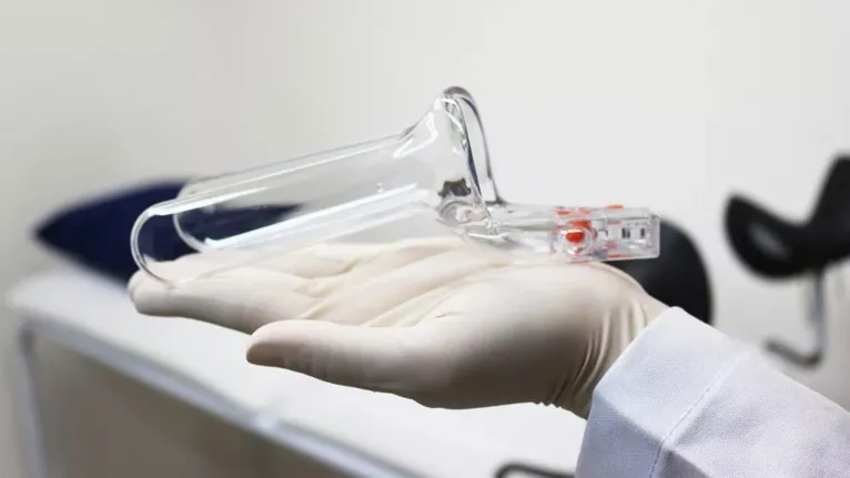 O espéculo é utilizado pelo ginecologista para observar o útero da paciente.