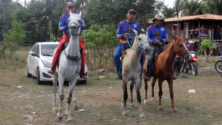 Jóqueis durante o aquecimento dos animais