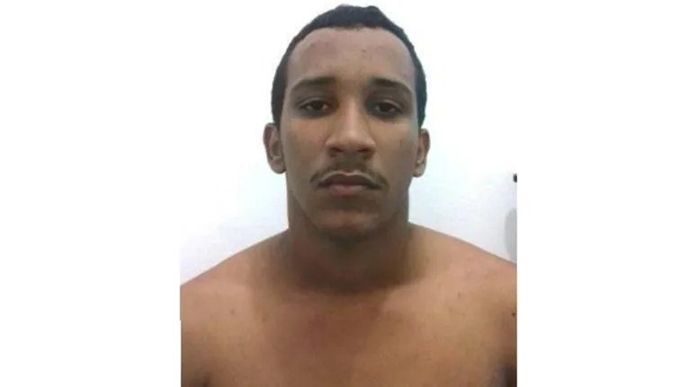 Mikael Gustavo Moraes de Souza, 24 anos, está foragido