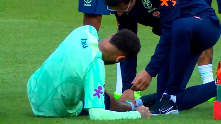 Neymar recebeu atendimento médico e não deve desfalcar o Brasil contra Gana