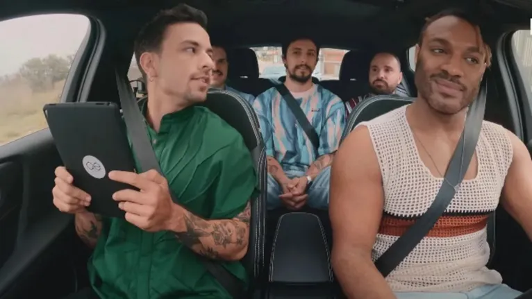 O apresentador Luca Scarpelli, do “Queer Eye Brasil”, com camisa Normando