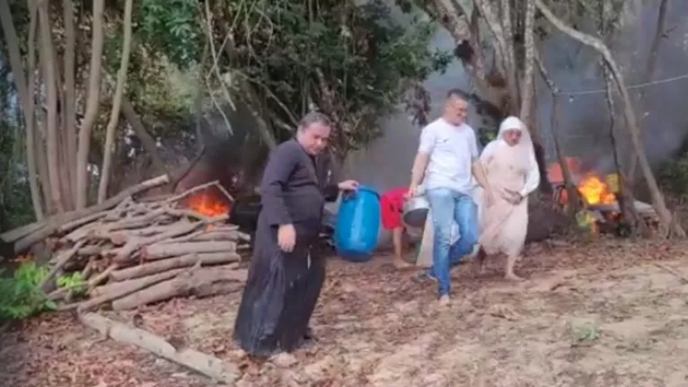 Religiosos e fiéis da igreja tentam apagar o fogo