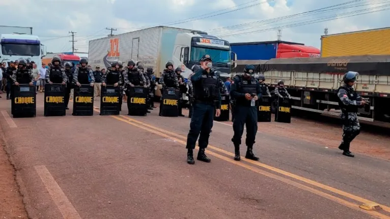 Policiais prontos para desobstruírem a via