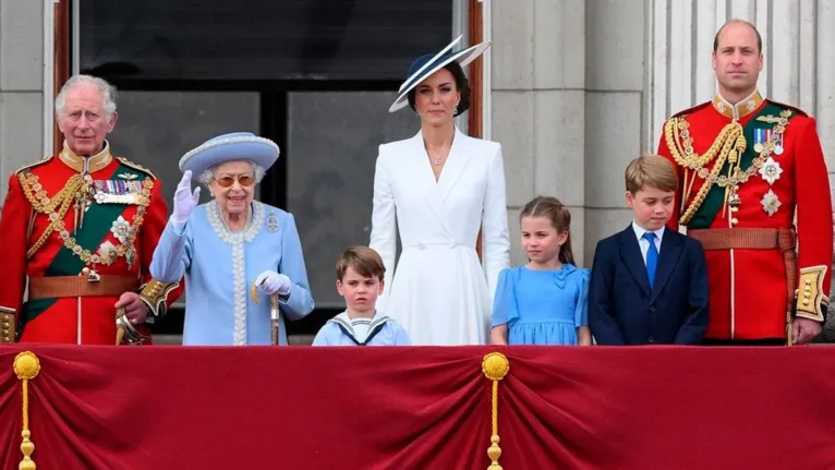 Elizabeth II, ladeada do filho, o príncipe Charles e parte da família Real