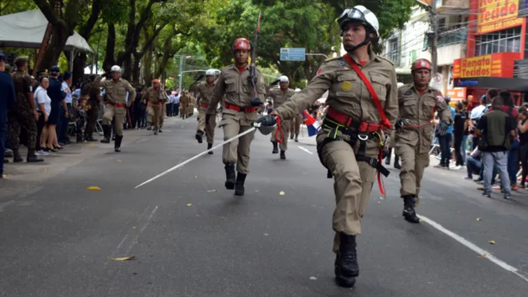 A oficial BM Samara Romariz no desfile de 7 de Setembro.