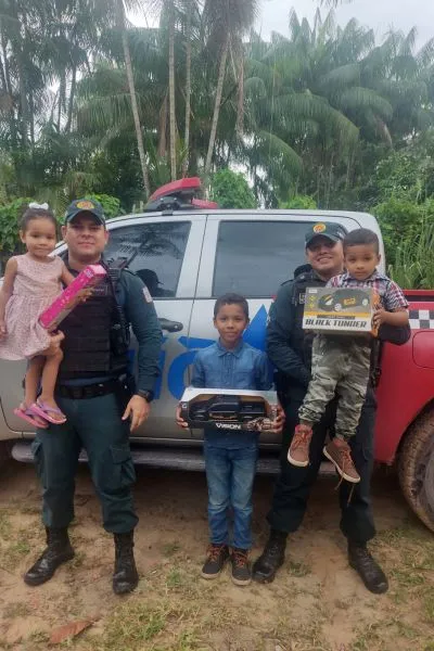 Além de realizar o sonho em tirar uma foto na viatura, as crianças ganharam um presente dos policiais.