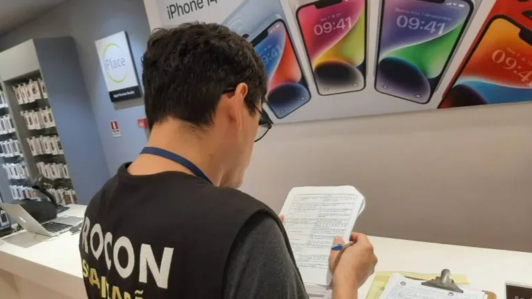 Fiscalização do Procon constatou pratica ilegal de venda casa na Loja da Apple do shopping Boulevard