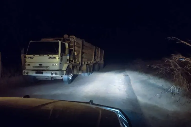 Caminhão foi parado em uma estrada vicinal após fugir de fiscalização