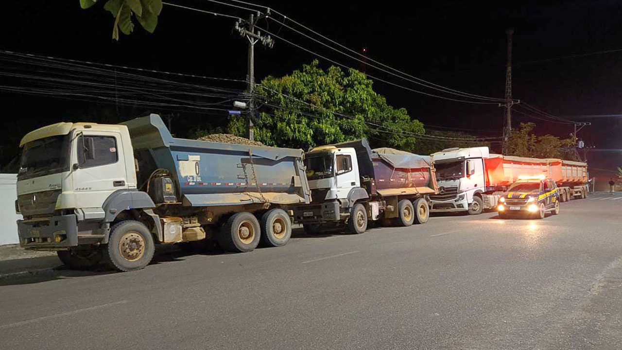 Caminhões apreendidos com manganês extraído de forma ilegal