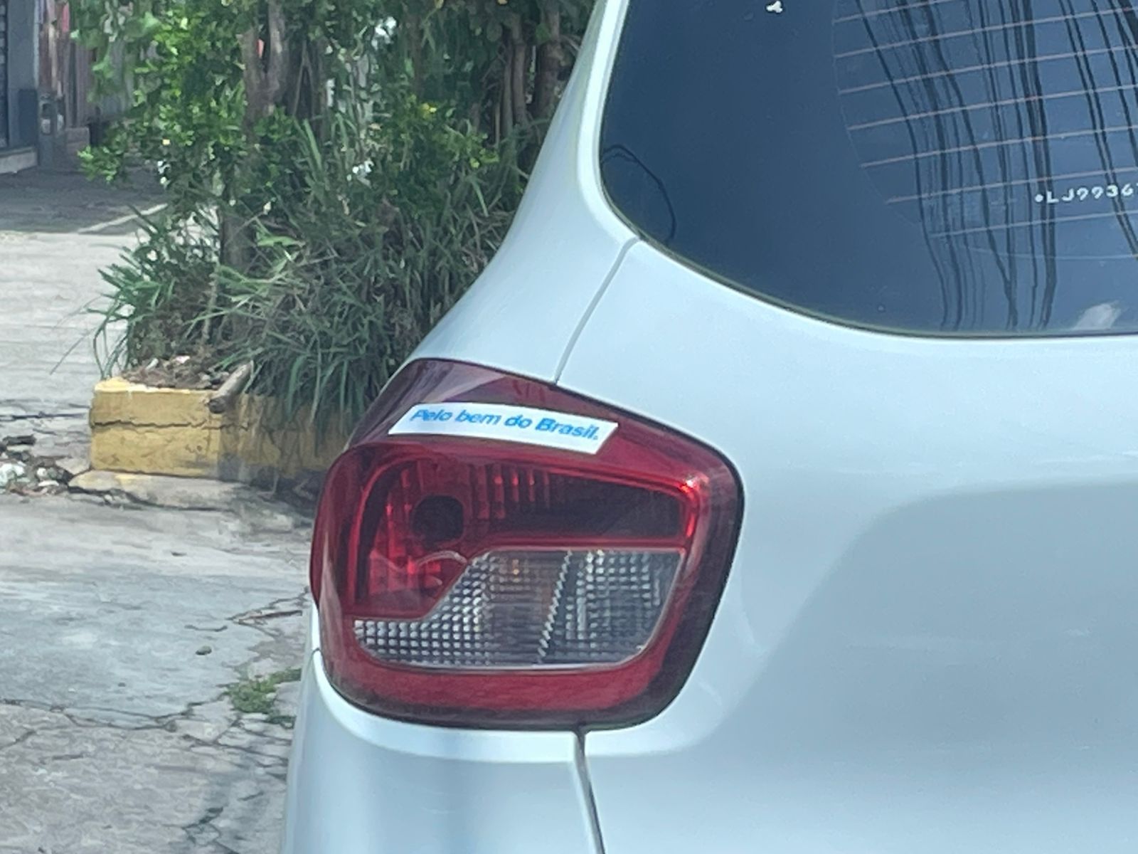 O carro também tem um adesivo com a frase "Pelo bem do Brasil"