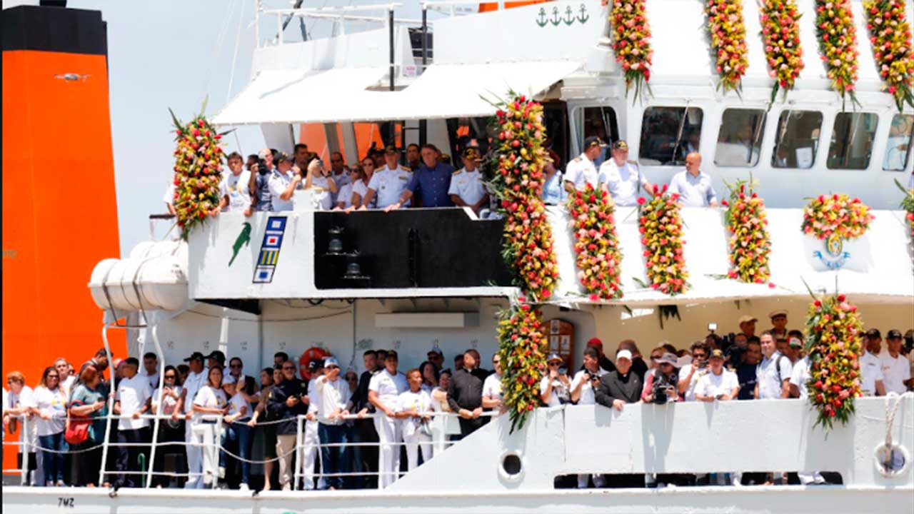 O presidente Jair Bolsonaro ficou em um andar superior do navio da Marinha.