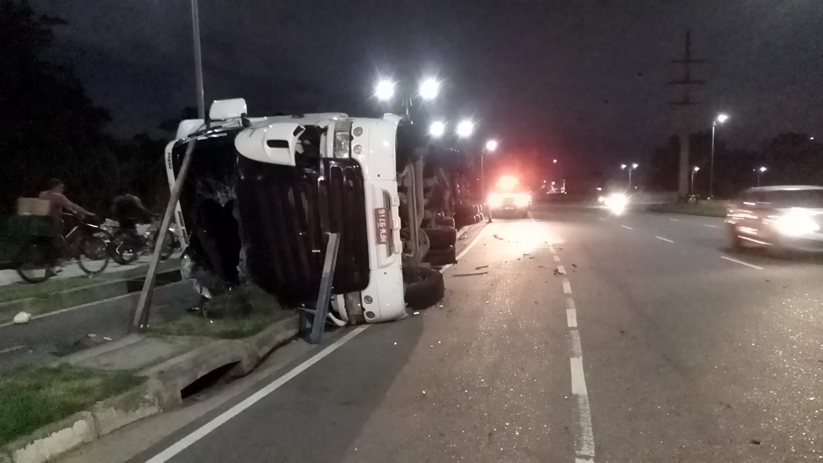 Até o início da noite, horas após o acidente, o veículo permanecia tombado no local