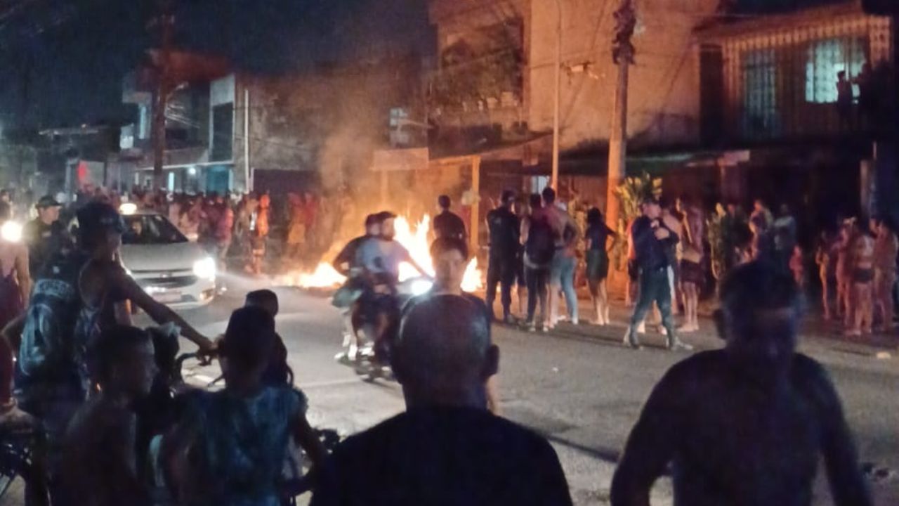 A rodovia Arthur Bernardes ficou interditada durante a noite de hoje pelos moradores