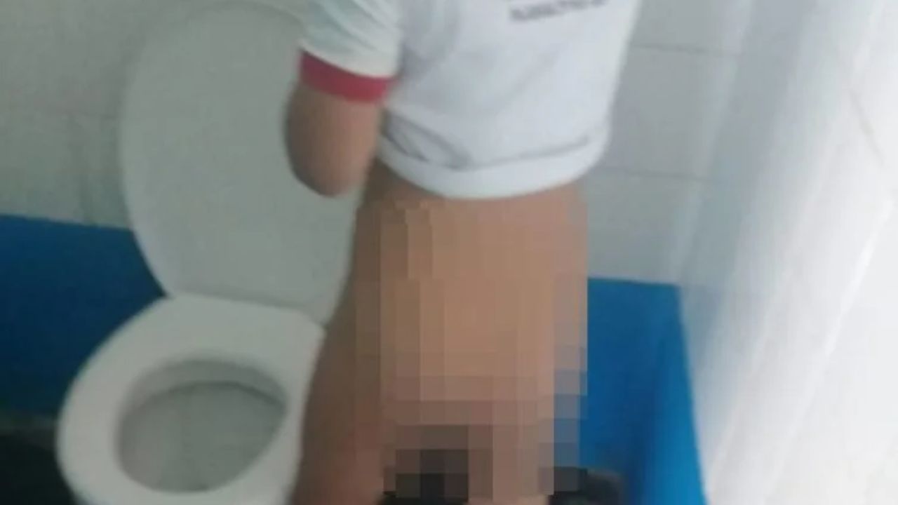 Guiada pelo monitor da escola até onde o filho estava, a mãe da criança testemunhou a triste cena