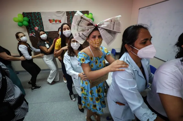 Nem mesmo a nova sessão de quimioterapia impediu que Crislane festejasse sua conquista.
