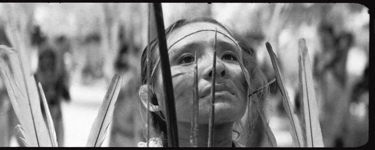 Detalhe de imagem da yanomami Adneia, feita pelo fotógrafo Richard Mosse na Amazônia; imagem integra o livro 'Broken Spectre' (2022)