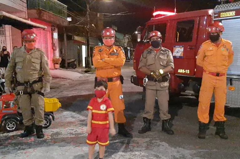 A atuação profissional dos bombeiros fascina o menino Arthur Gabriel Silva, de 6 anos. Ele já visitou a Corporação, em Belém.
